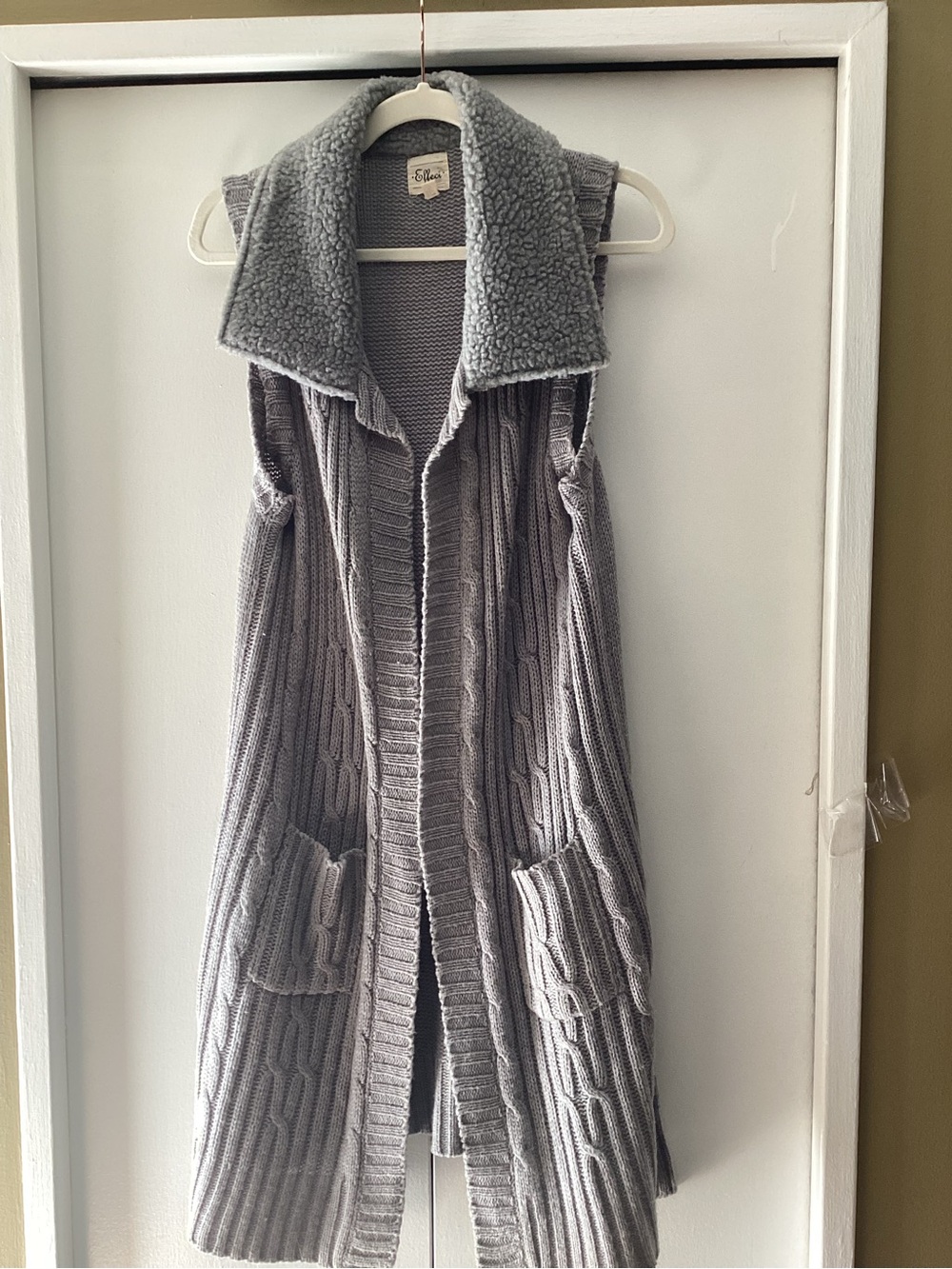 Sleeveless Cable-Knit Vest with Sherpa Collar in Gray